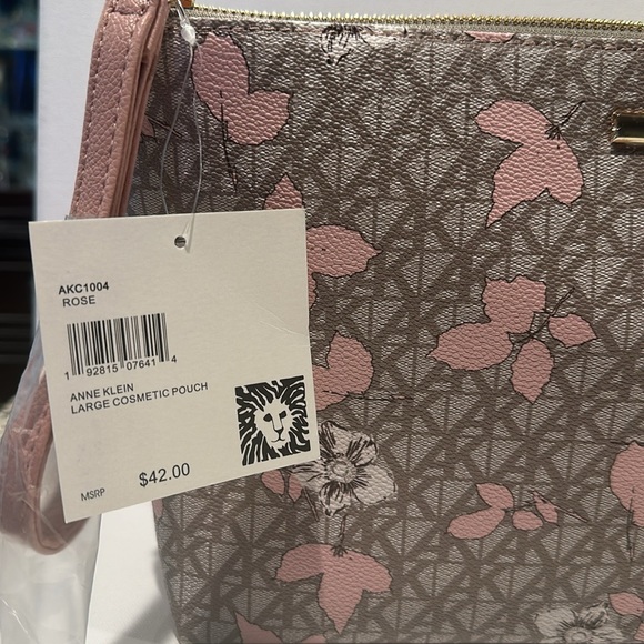 🌸🌸🌸Anne Klein Large Rose Cosmetic Pouch with wristlet and zipper closure. - Picture 2 of 5